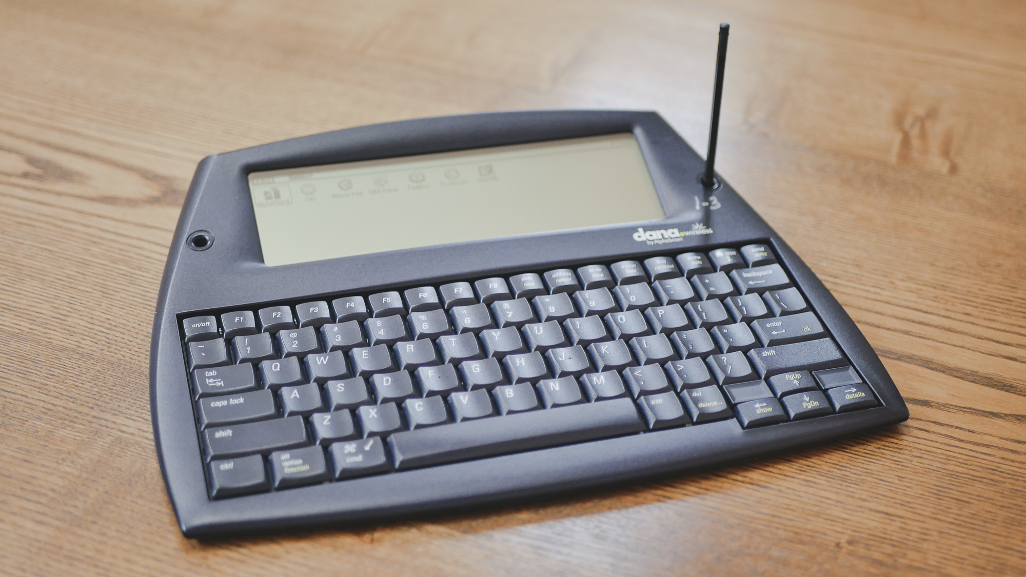 Retro Writing 10 – AlphaSmart DANA – Mateusz Urbanowicz
