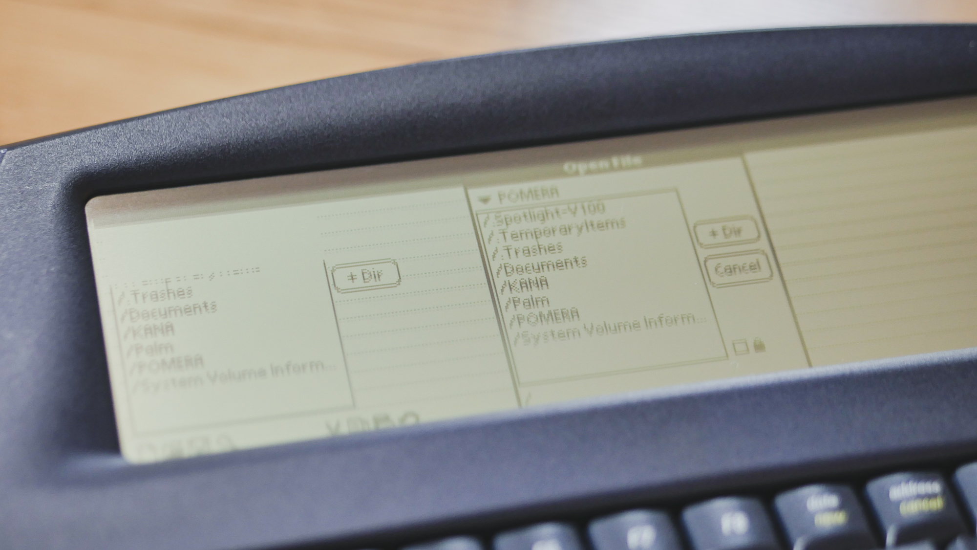 Retro Writing 10 – AlphaSmart DANA – Mateusz Urbanowicz