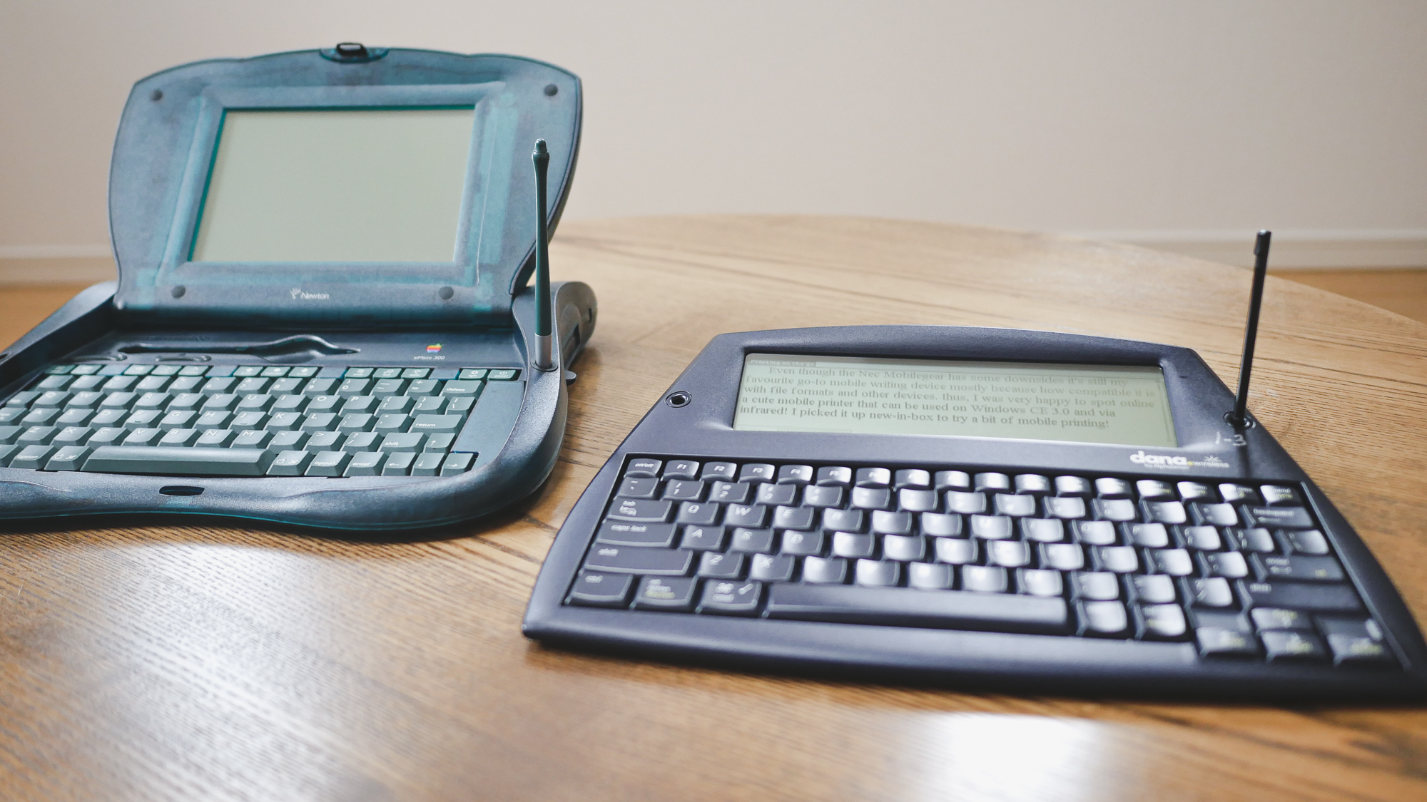 AlphaSmart DANA Wireless 動作品！　電子タイプライター Retro Writing 10 – AlphaSmart DANA – Mateusz Urbanowicz