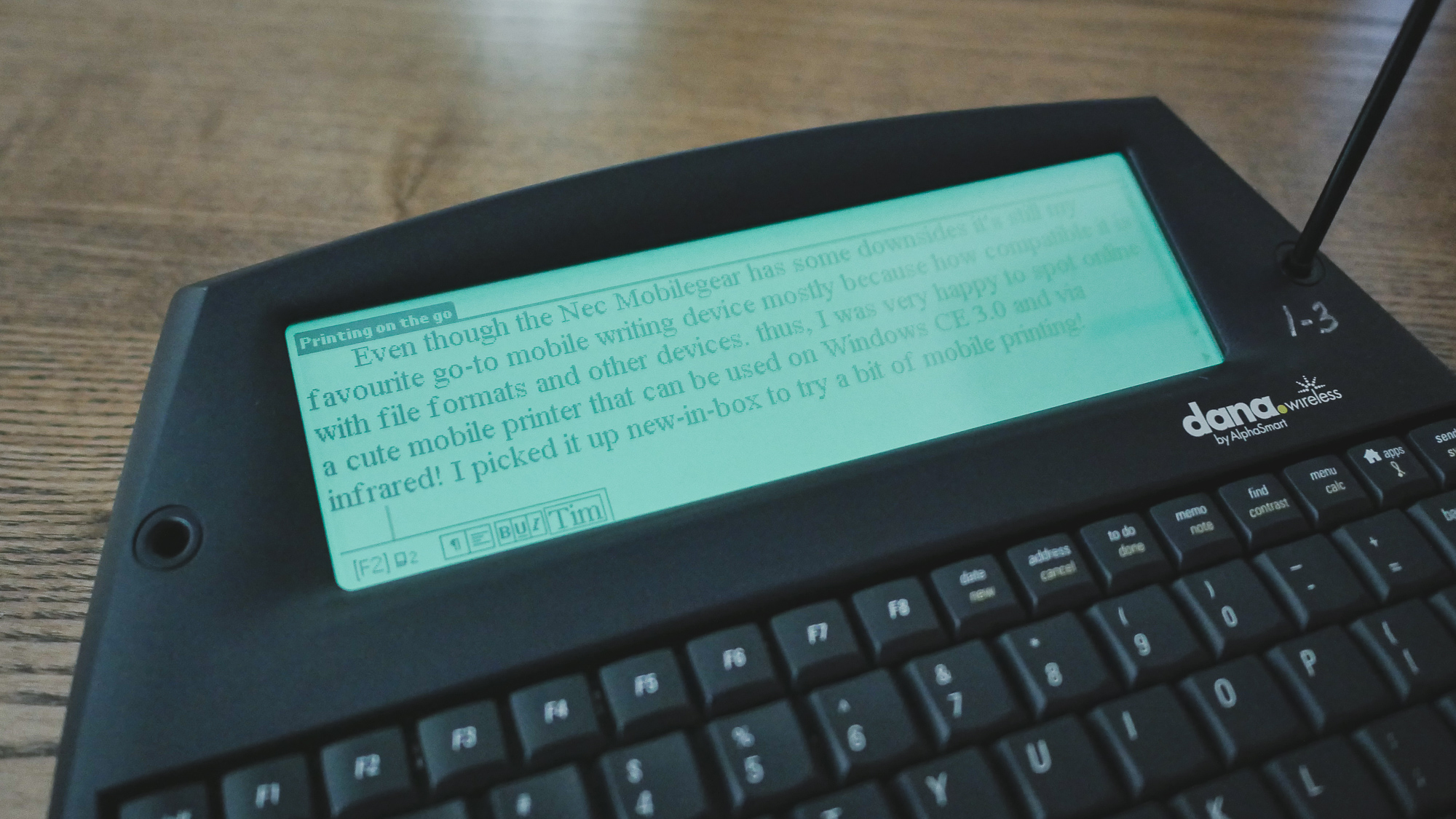 Retro Writing 10 – AlphaSmart DANA – Mateusz Urbanowicz